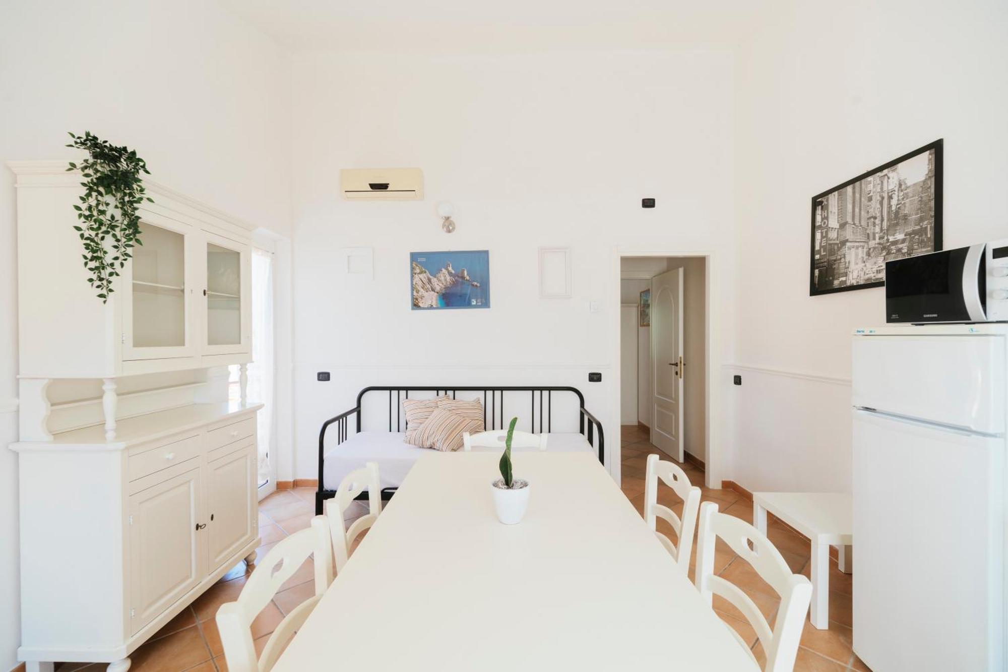 Chiara Aparthotel *